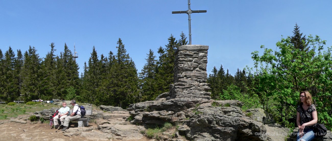 Gipfelkreuz am Berg Falkenstein im Nationalpark Bayerischer Wald