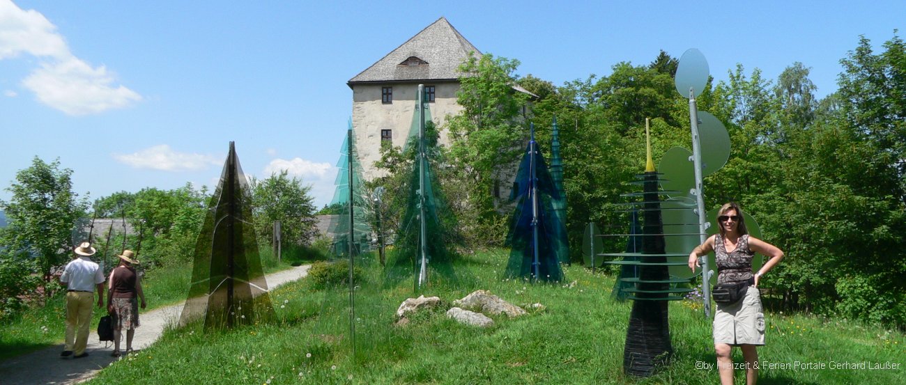 Gläserner Wald und Museum Fressendes Haus bei Regen