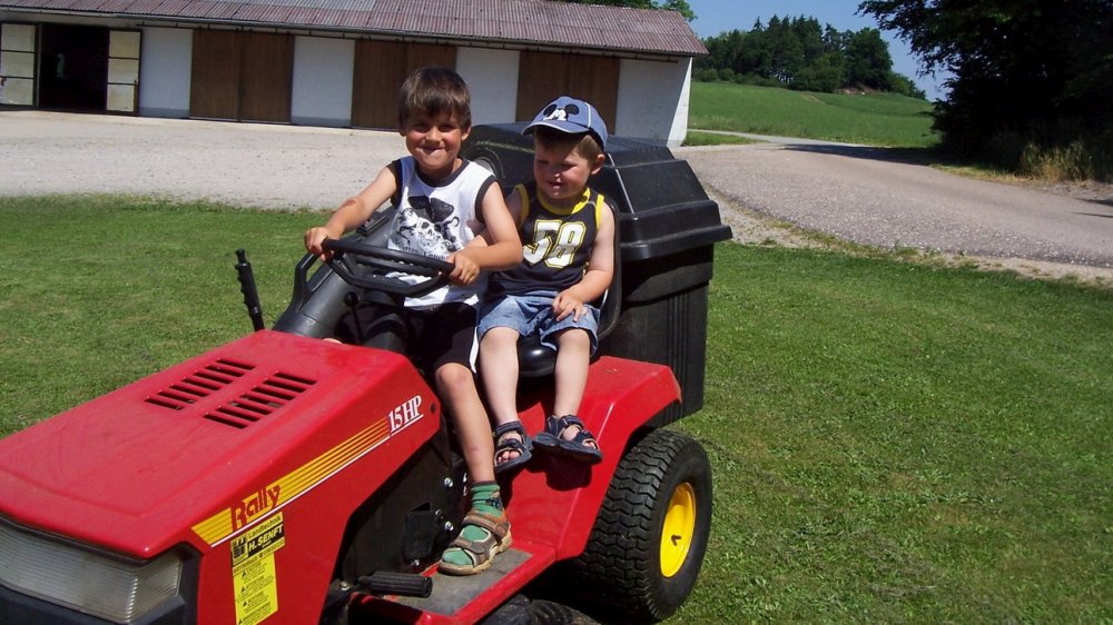 wagner-bauernhof-bayern-kinderfreundliche-traktor-fahren