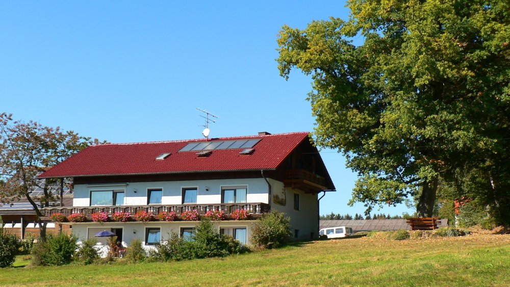 wagner-bauernhofurlaub-familienfreundlich-bayern-ferienhaus-aussenansicht 16:9