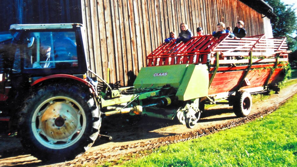 aubauernhof-deutschland-familienurlaub-traktor-fahren-ladewagen