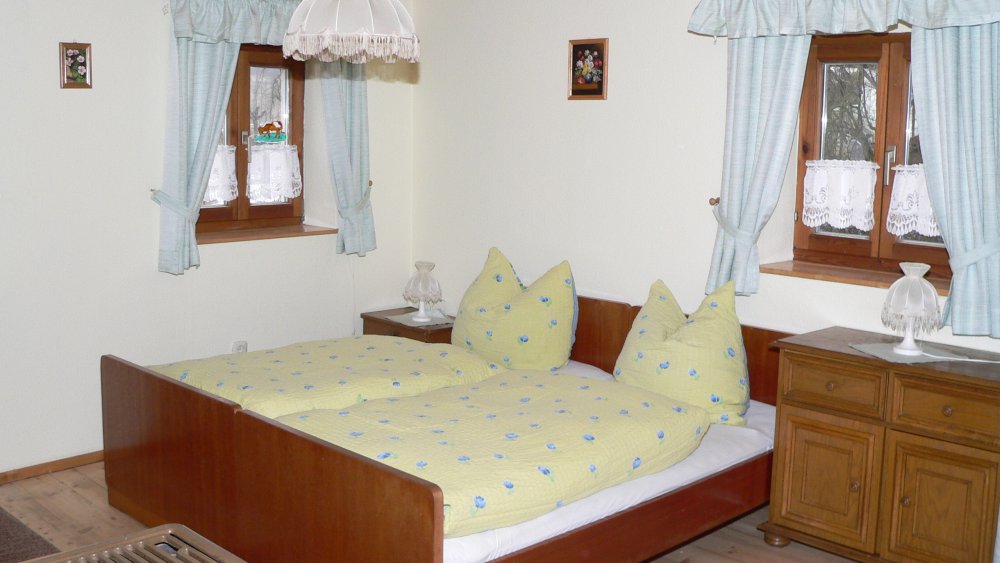 aubauernhof-ferienwohnungen-bauernhofurlaub-cham-familienurlaub-schlafzimmer