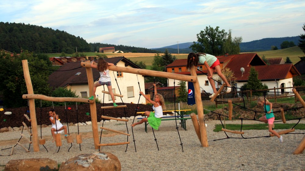 böhmerwald-familienhotel-guenstig-bayern-kinderurlaub-spielplatz