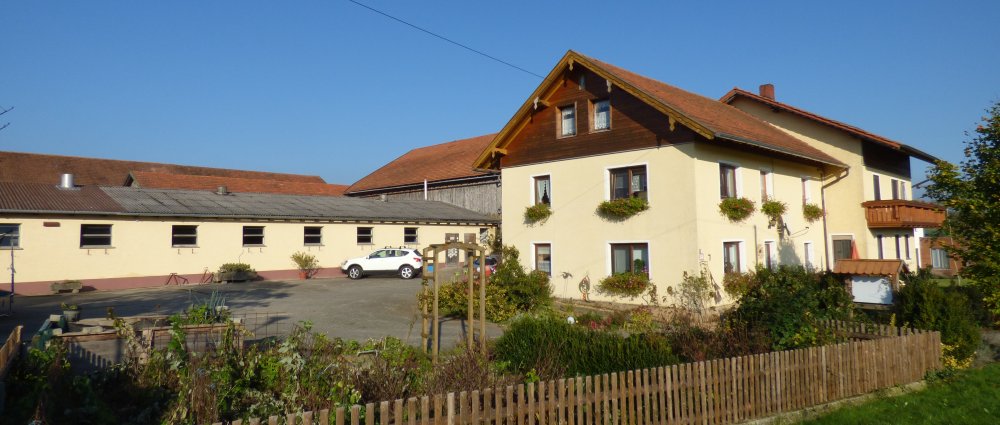 fischer-bauernhof-bayerischer-wald-ponyreiten-broetchenservice-hausansicht