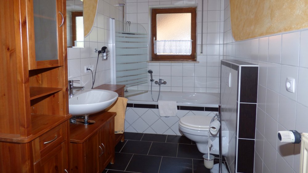 fischer-bauernhof-ferienwohnungen-badezimmer-mit-badewanne