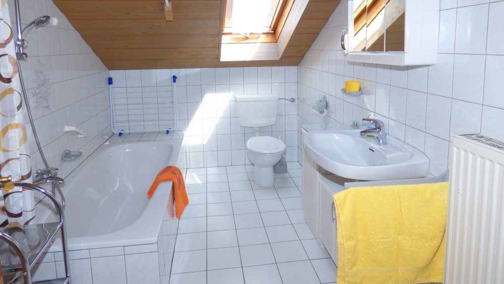 fischer-bauernhof-ferienwohnungen-bayerischer-wald-badezimmer-badewanne