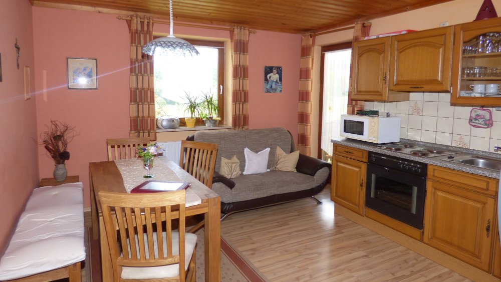 fischer-bauernhof-ferienwohnungen-essbereich-tisch-unterkunft-oberpfalz