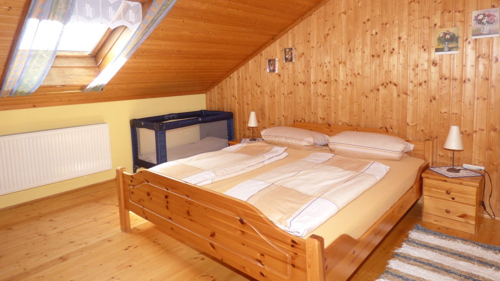 fischer-bauernhof-ferienwohnungen-schlafzimmer-bayerischer-wald