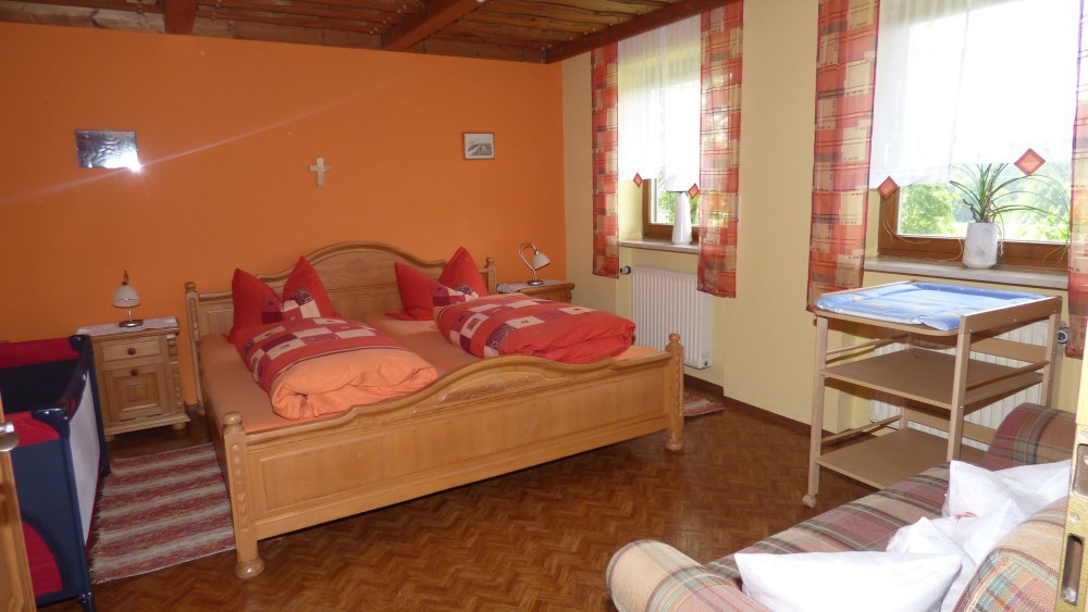 fischer-bauernhof-ferienwohnungen-schlafzimmer-bayerischer-wald-doppelbett
