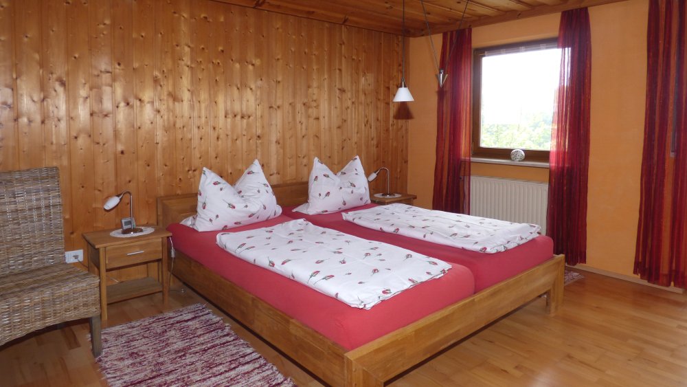 fischer-bauernhof-ferienwohnungen-schlafzimmer-betten-urlaub