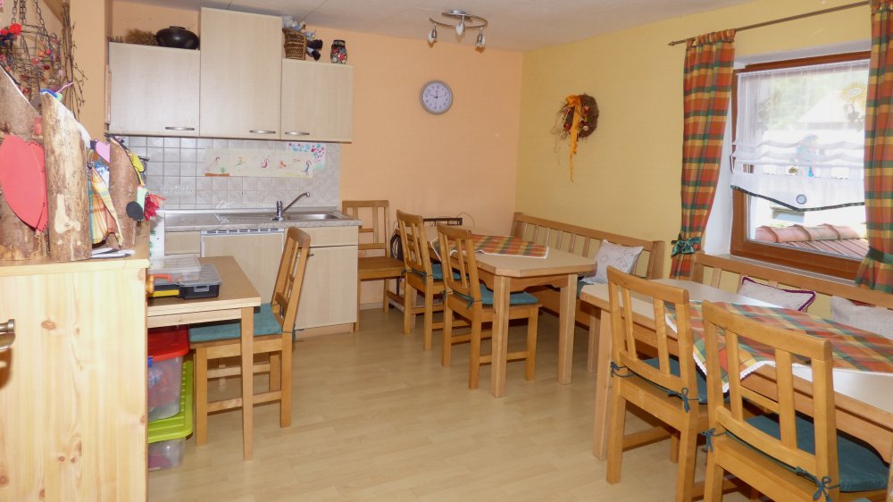 fischer-bauernhof-gruppenurlaub-aufenthaltsraum-bayren-fruehstuecksraum