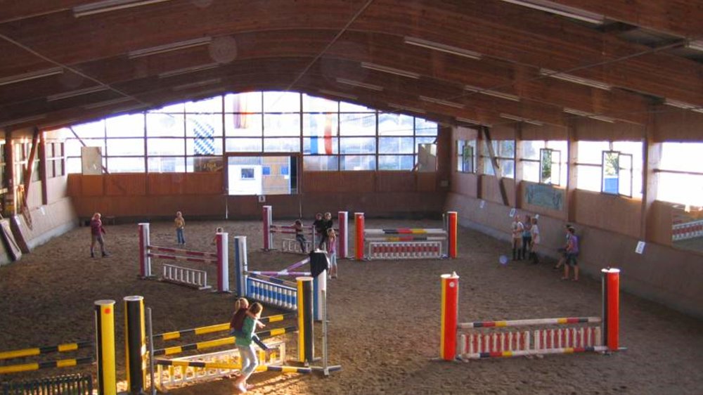 fuchsenhof-reiterferien-oberpfaelzer-wald-reithalle-1000