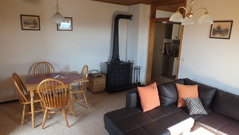 fuchsenhof-reitschule-unterkunft-ferienwohnungen-kaminofen-wohnzimmer