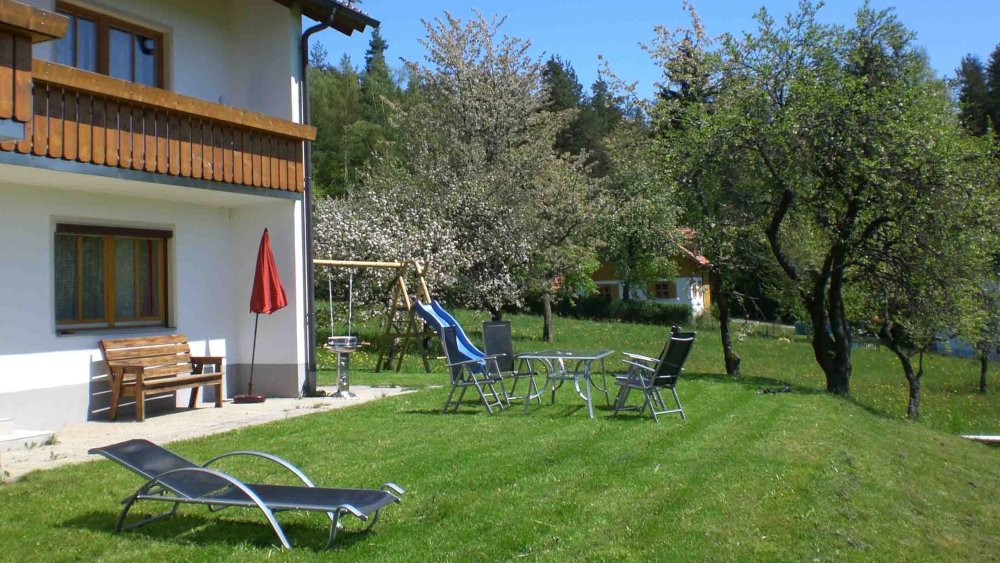 hamberger-gruppenurlaub-terrasse-garten-liegewiese