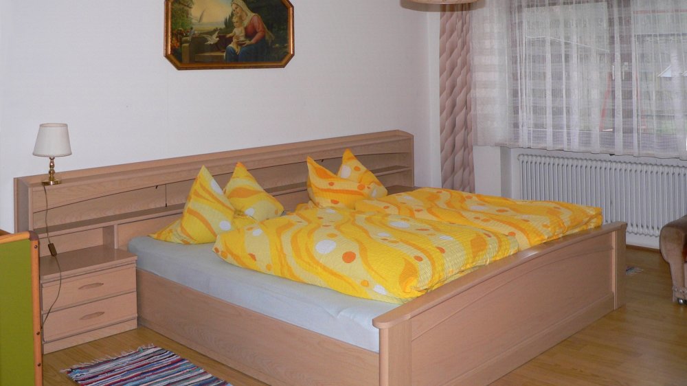 koller-ferienwohnungen-schlafzimmer-oberpfalz-doppelbett