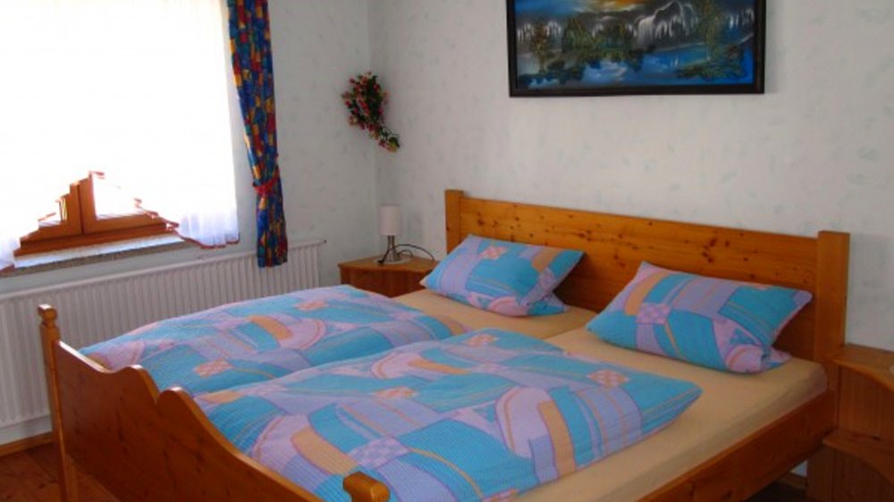 schneider-ferienwohnungen-lindenbluete-schlafzimmer