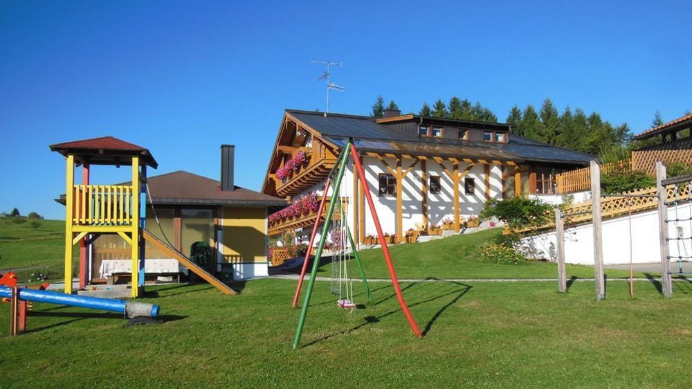 spannbauer-ferienhaus-dreilaendereck-bayerischer-wald-kinderspielplatz