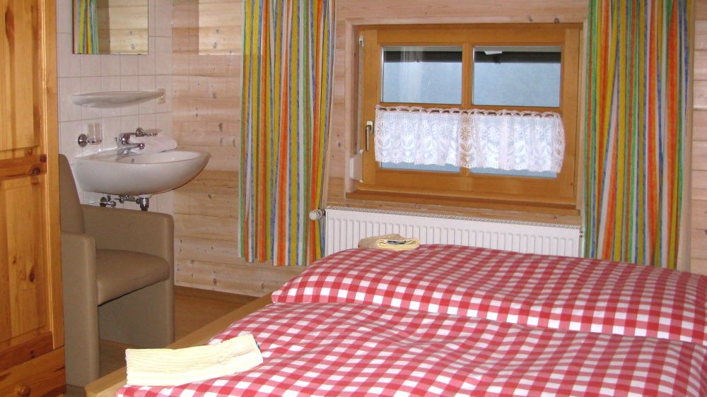 spannbauer-ferienwohnungen-bayerischer-wald-doppelzimmer-betten