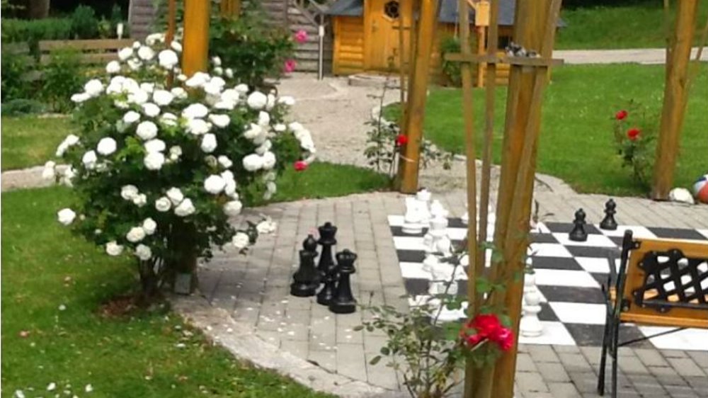sterl-ferienhaus-passasu-aussenanlage-garten-schachspiel