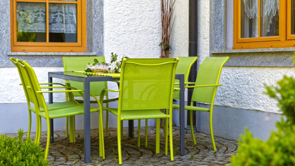 sterl-ferienhaus-rollstuhlfahrer-bayern-terrasse-tisch-stuhl