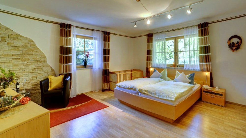 sterl-ferienwohnung-barrierefrei-bayern-schlafzimmer