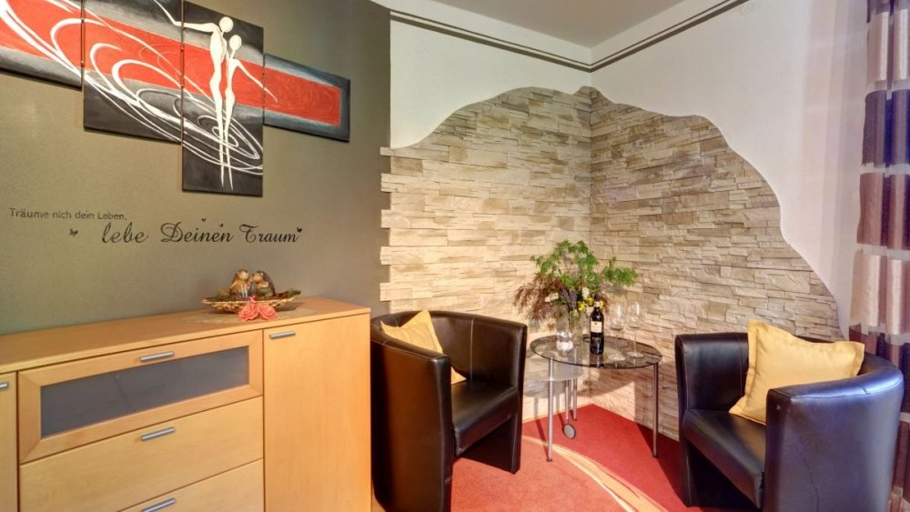 sterl-ferienwohnung-geraeumiges-schlafzimmer-mit-wohnecke-niederbayern