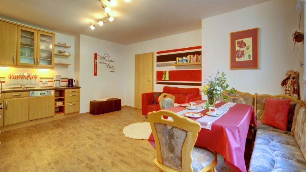 sterl-ferienwohnung-rollstuhlgerecht-kueche-essbereich