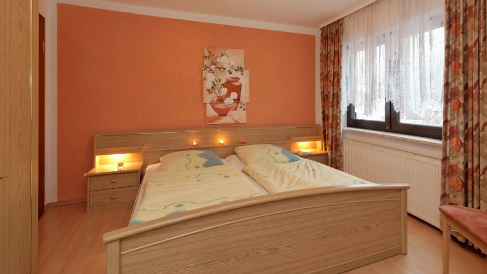 sterl-ferienwohnung-schlafzimmer-doppelbett