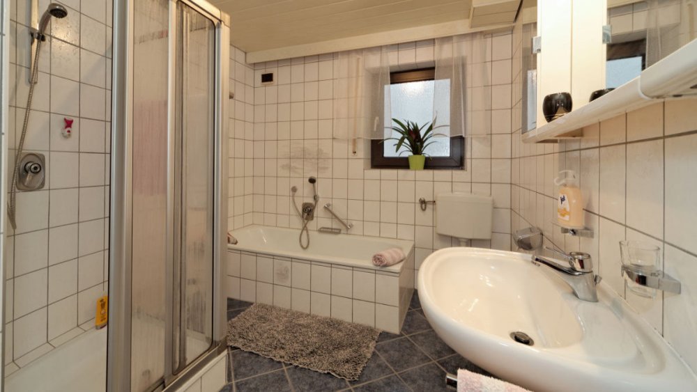 sterl-ferienwohnungen-badezimmer-dusche-badewanne