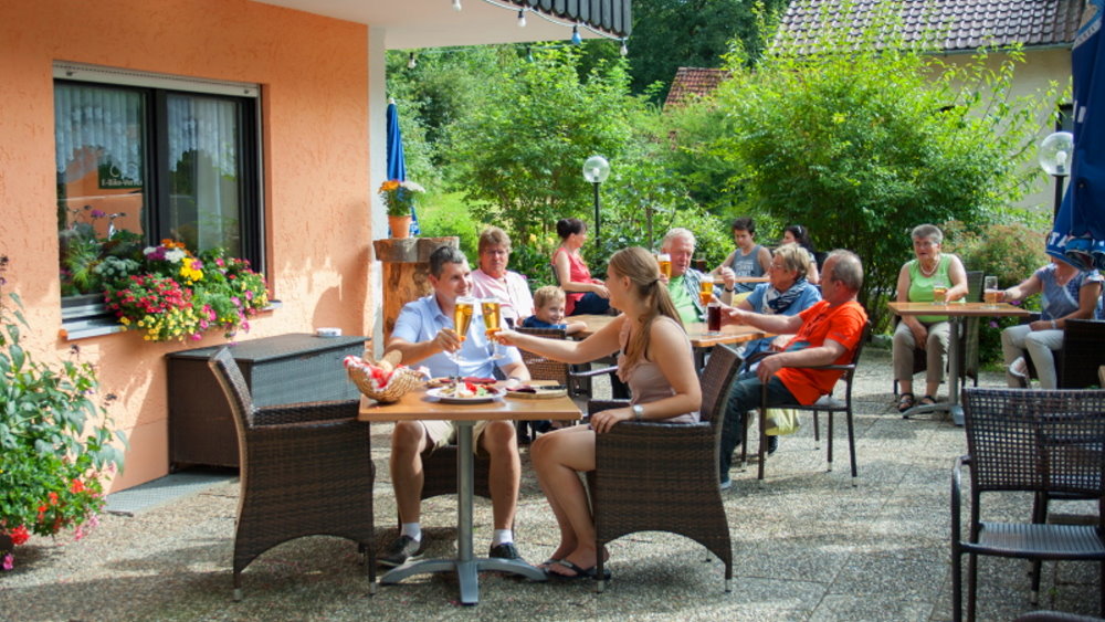 neuhof-bikehotel-niederbayern-biergarten-erfrischung