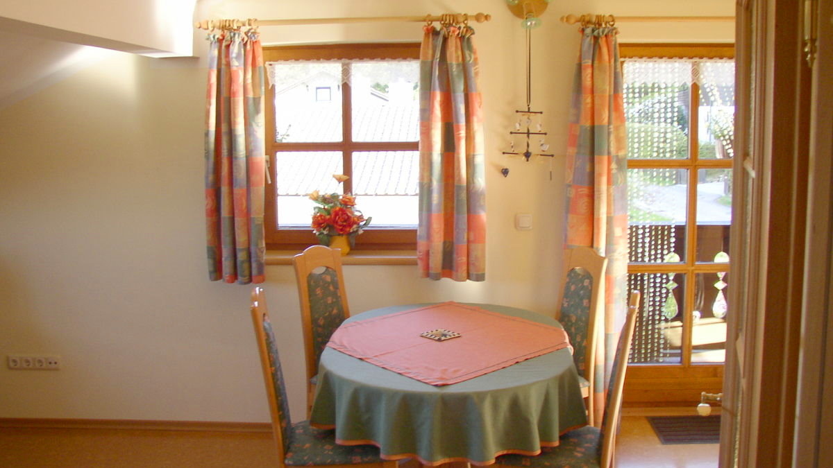 ernst-ferienwohnung-essbereich-landkreis-regen