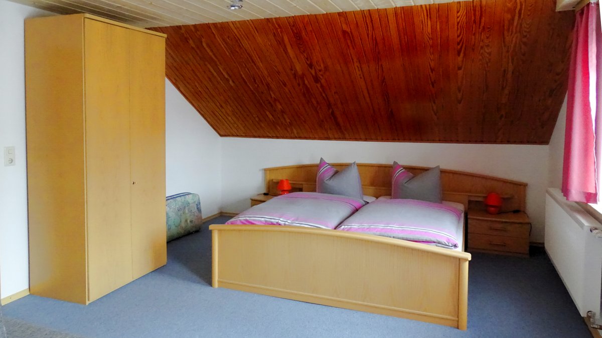 gaestehaus-jutta-lindberg-zimmer-fruehstueck-bayerischer-wald-doppelbett