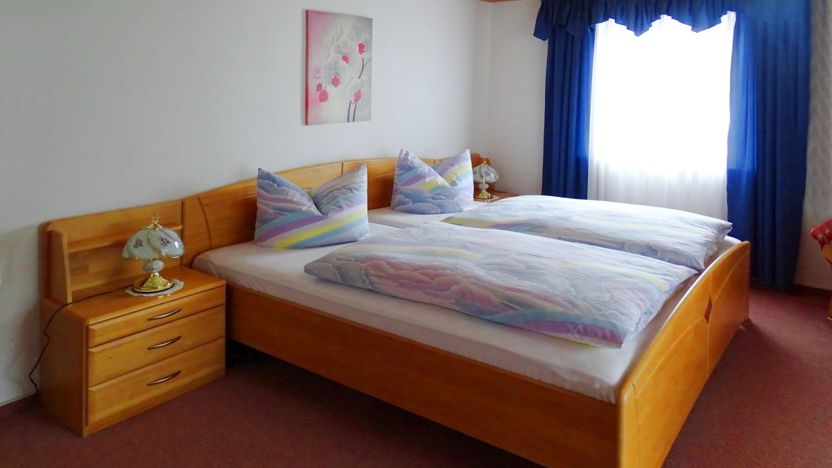 gaestehaus-jutta-zwiesel-zimmer-fruehstueck-bayerischer-wald-doppelbett