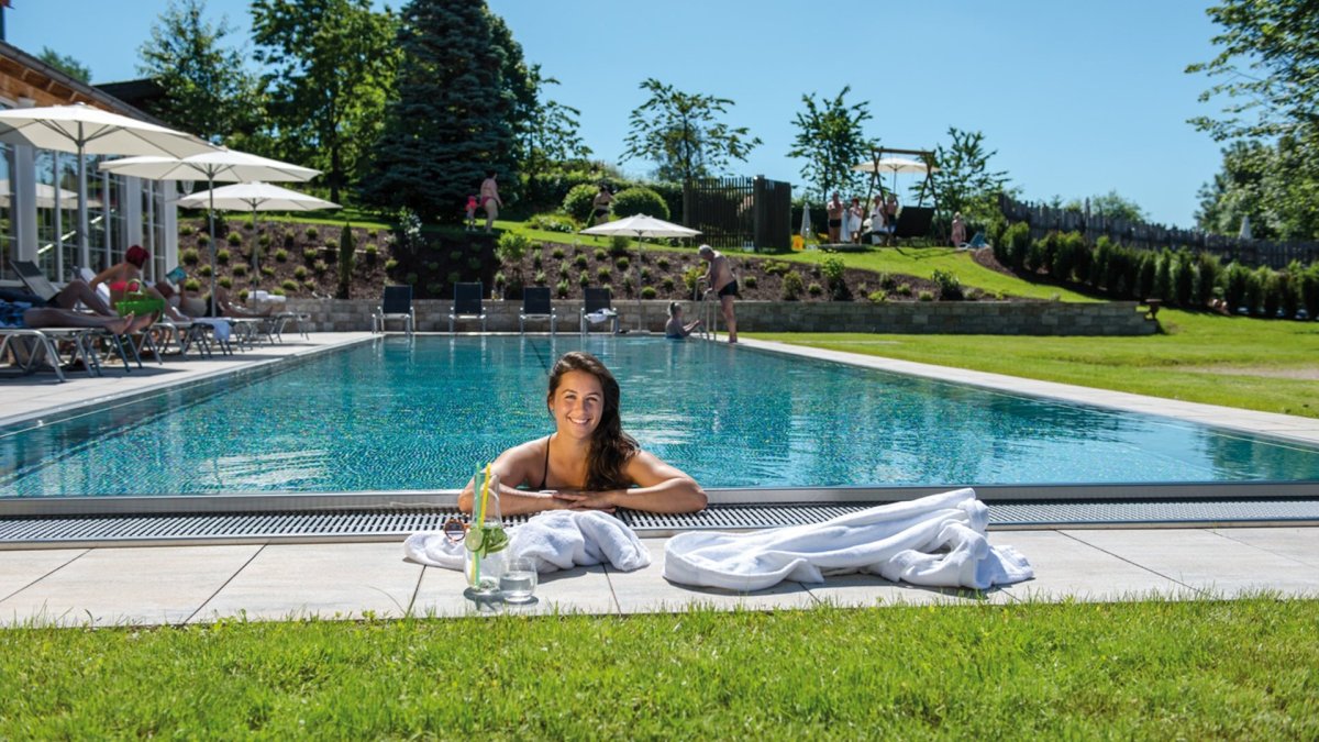 lindenwirt-bayerischer-wald-4-sterne-wellnessurlaub-swimming-pool-schwimmbad