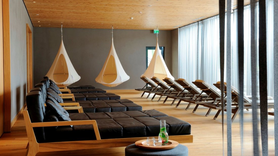 lindenwirt-wellnesshotel-bayern-refugium-ruhebereich-liegen
