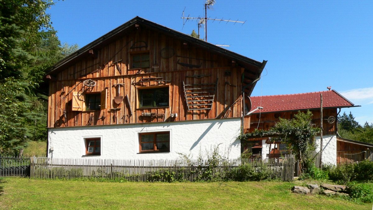 richards-almhuettenurlaub-bayerischer-wald-mit-kachelofen-ferienhuetten-ansicht