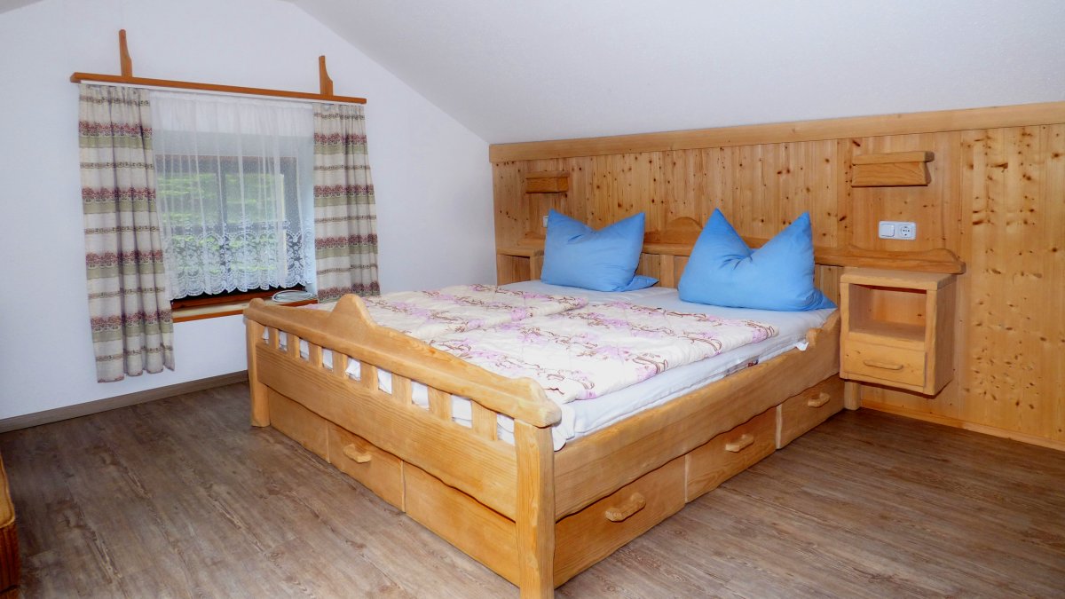 richards-almhuettenurlaub-bayerischer-wald-schlafzimmer-betten