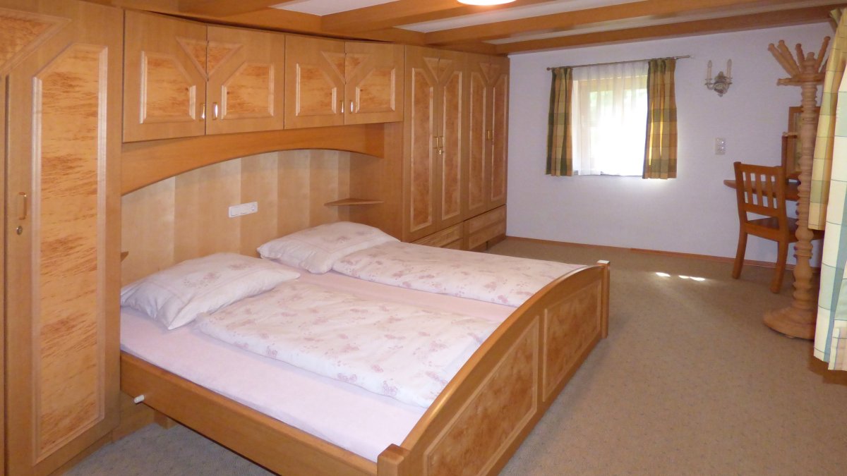 richards-almhuettenurlaub-bayern-gruppenurlaub-schlafzimmer-doppelbett