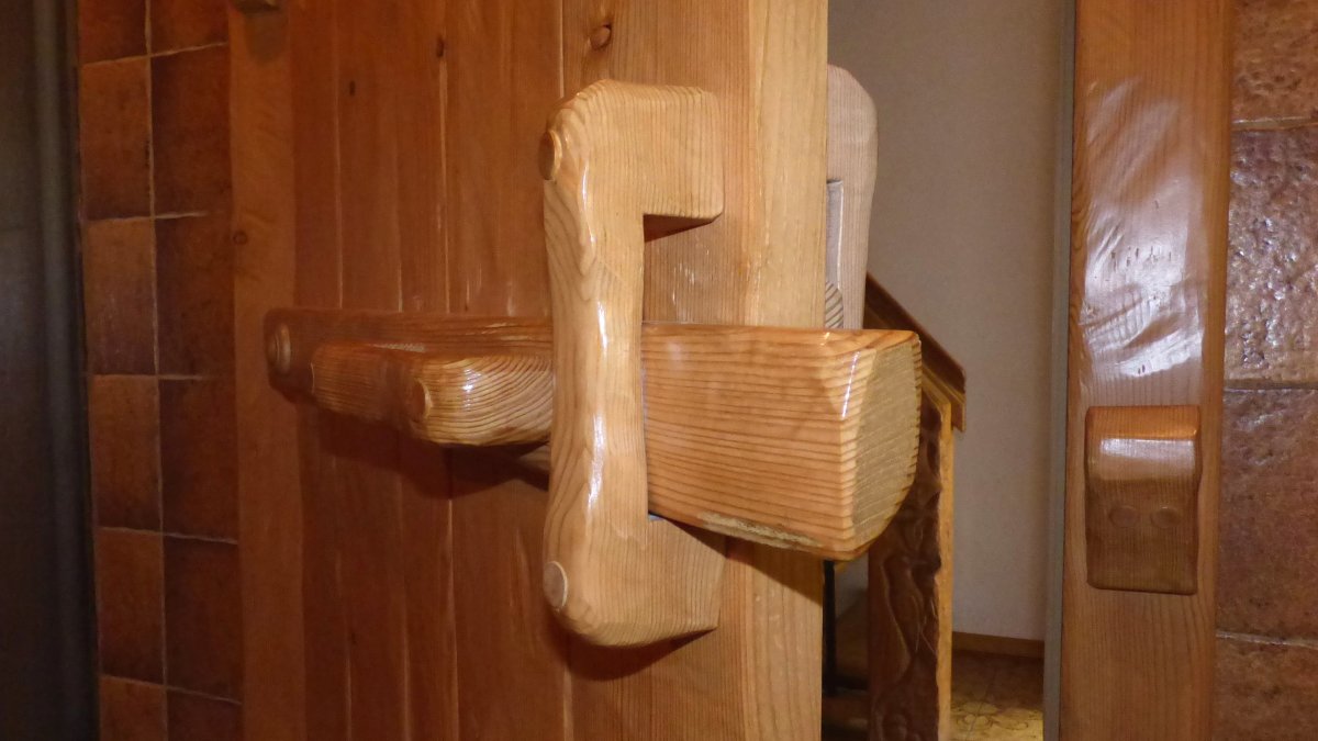 richards-almhuettenurlaub-bayern-holzhaus-tuerriegel