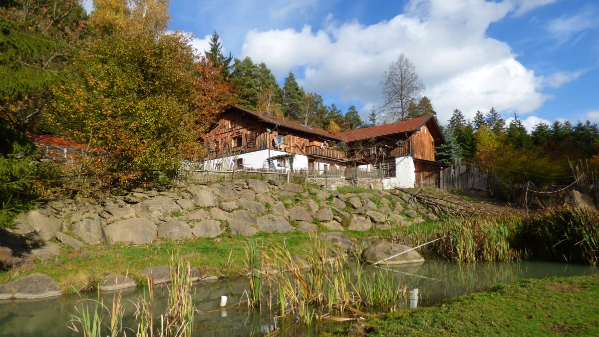 almhüttenurlaub-bayern-selbstversorgerhaus-deutschland-aussenansicht