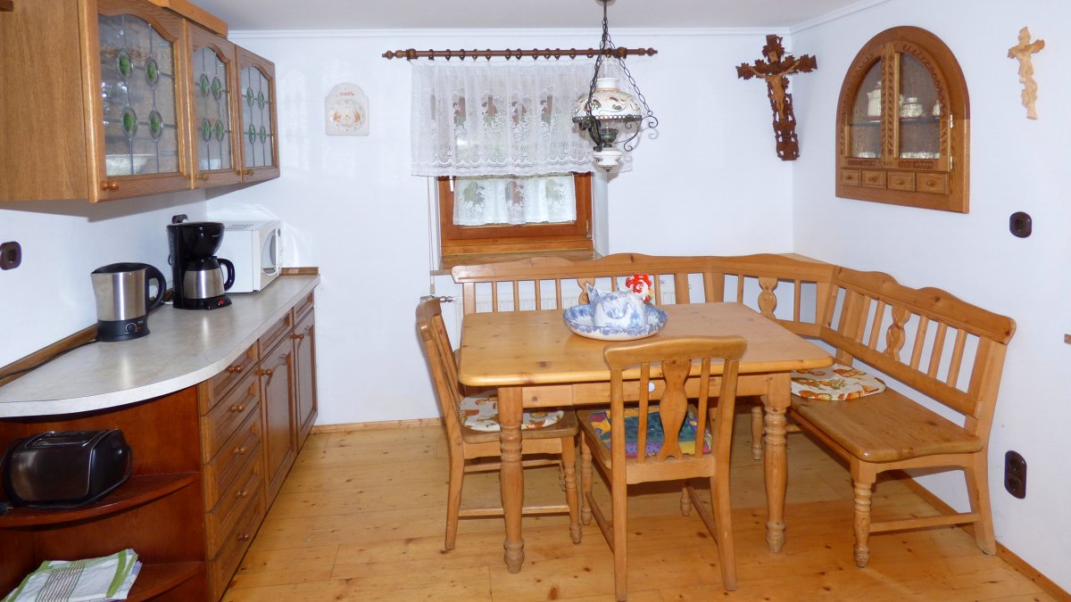richards-almhuettenurlaub-esszimmer-selbstversorgerhuetten-bayern-eckbank