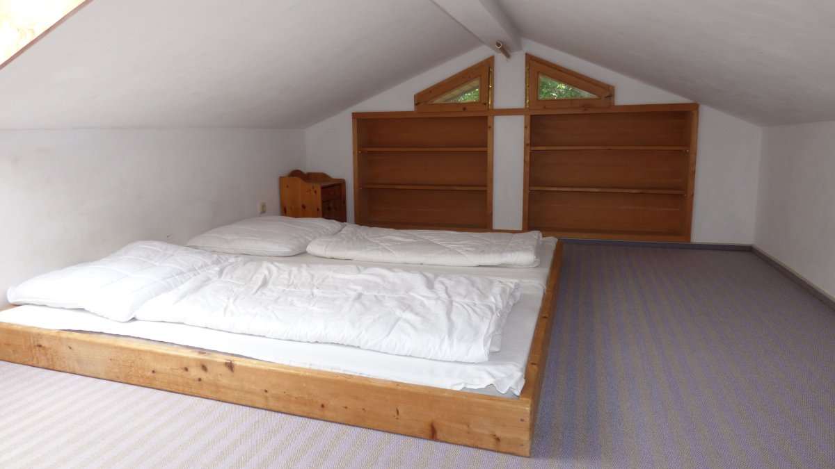 richards-jaeger-berghuette-deutschland-gruppenferienhaus-schlafzimmer-doppelbett