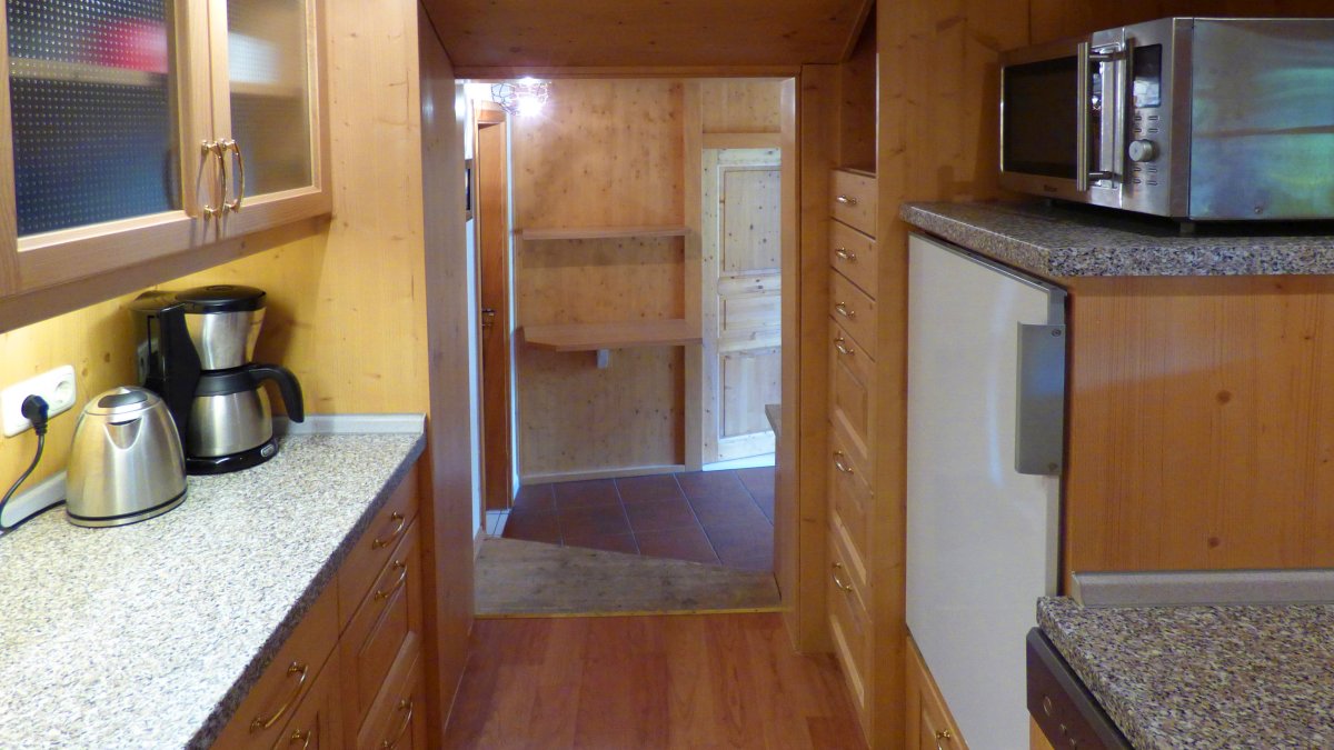 richards-jaeger-selbstversorger-berghuetten-bayern-kochen-microwelle