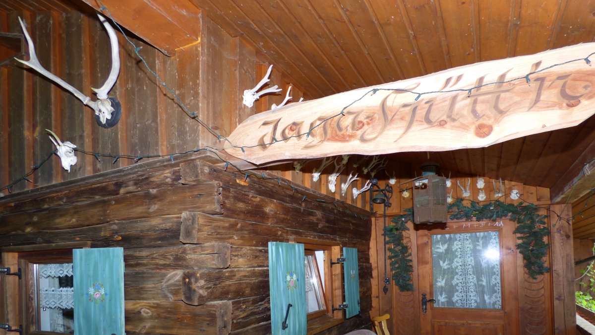 richards-jaeger-uriger-berghuettenurlaub-bayern-eingangsbereich