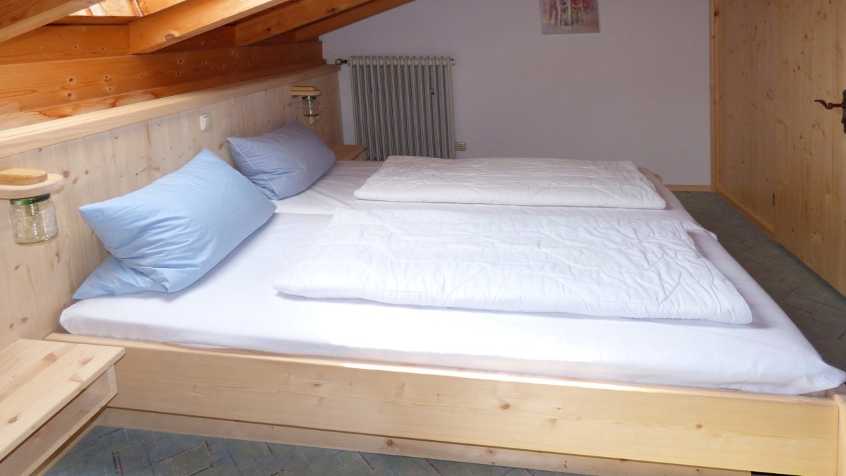 richards-jaeger-berghuette-bayerischer-wald-schlafzimmer-gruppenhaus-doppelbett