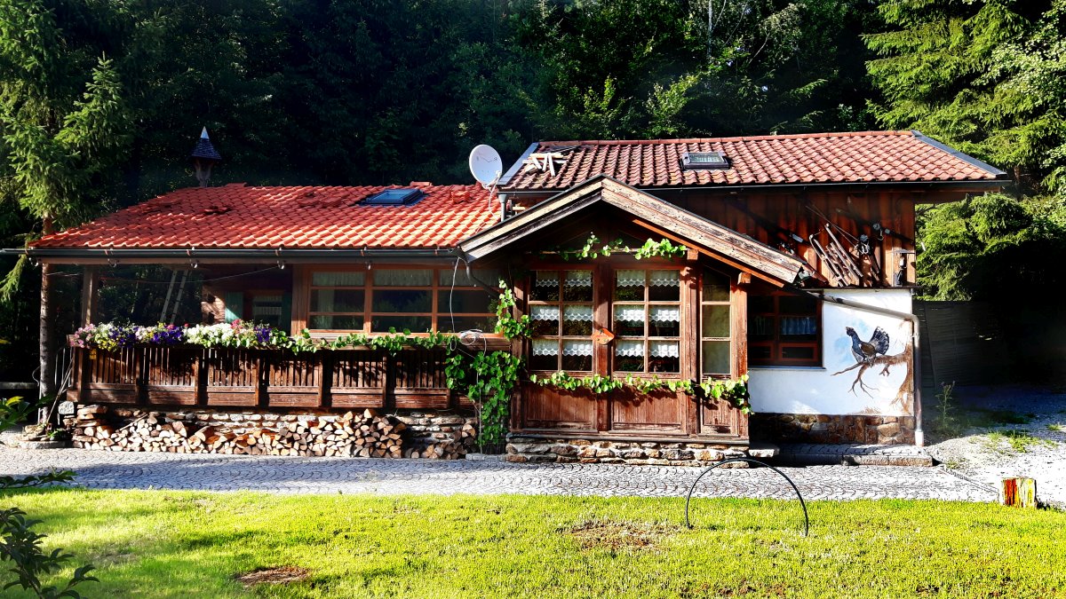 richards-jaegerhuette-bayerischer-wald-ferienhuetten-selbstversorgerhaus-aussenasicht bayerischer-wald-ferienhuetten-selbstversorgerhaus