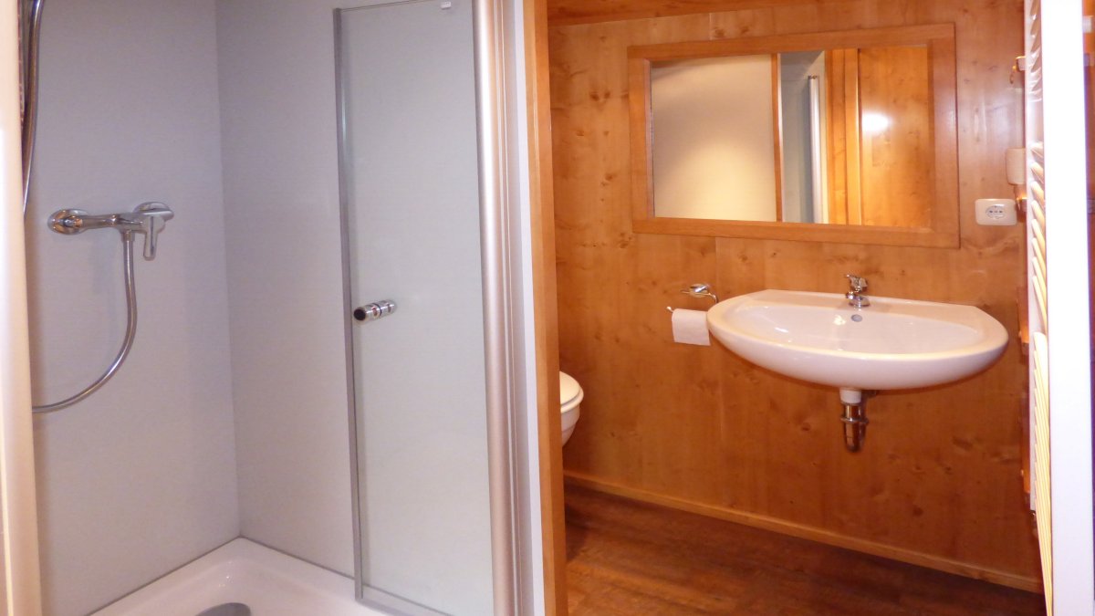 richards-jaegerhuette-bayern-badezimmer-dachgeschoss-dusche-waschbecken