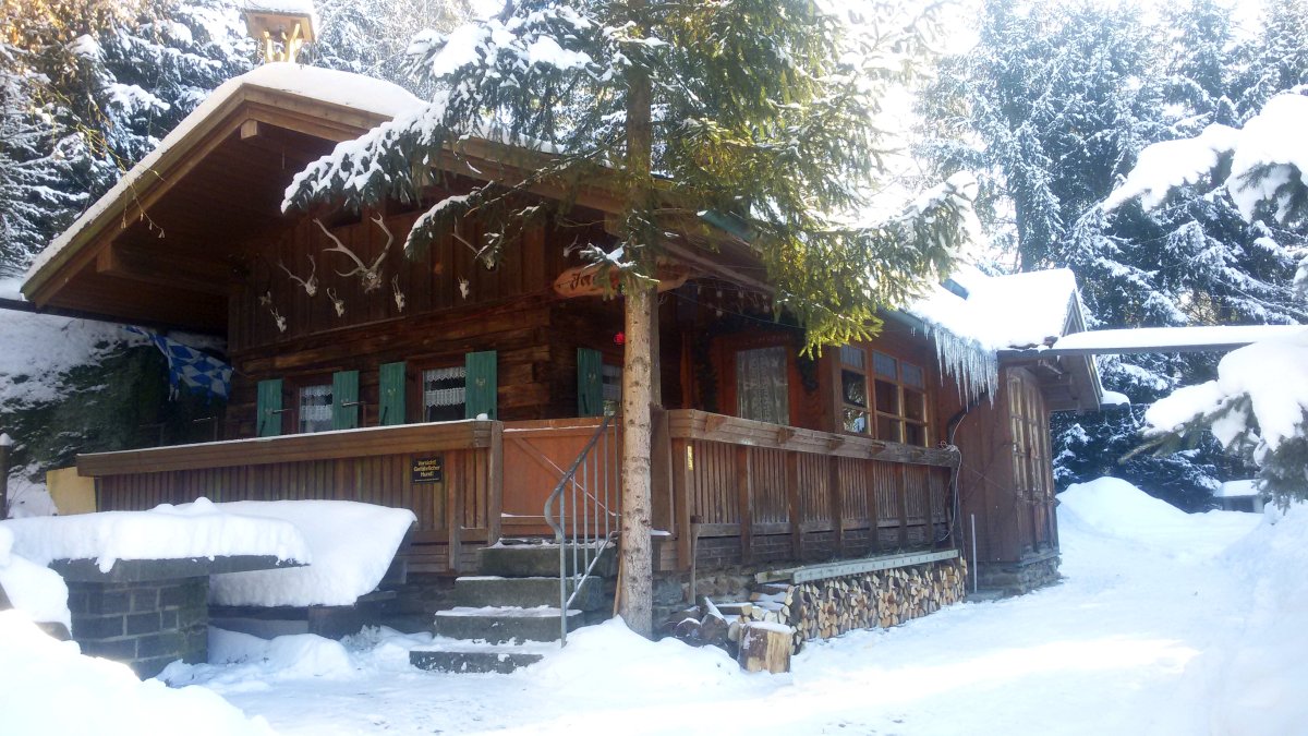 richards-jaegerhuette-bayern-winterurlaub-skihuette-schnee