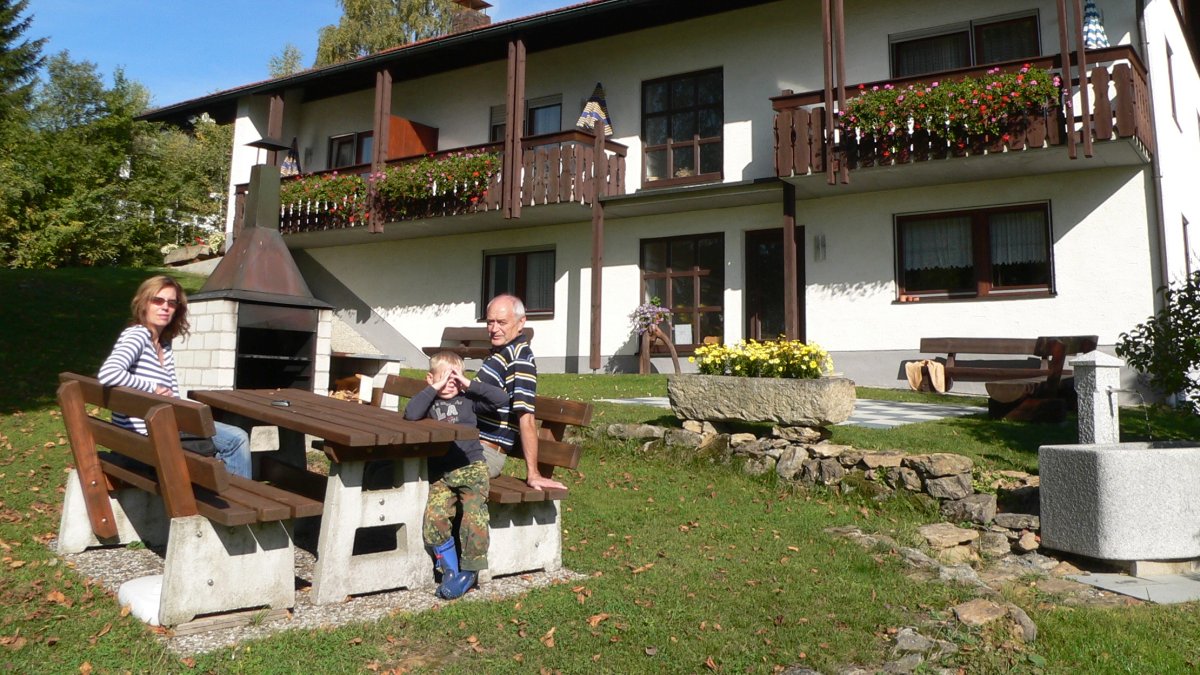 schreder-pension-bayerischer-wald-garten-tisch