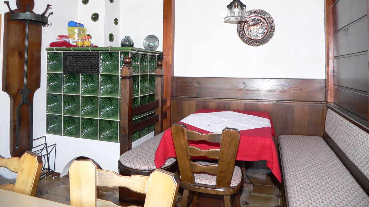 schreder-pension-bayerischer-wald-gastraum-kachelofen